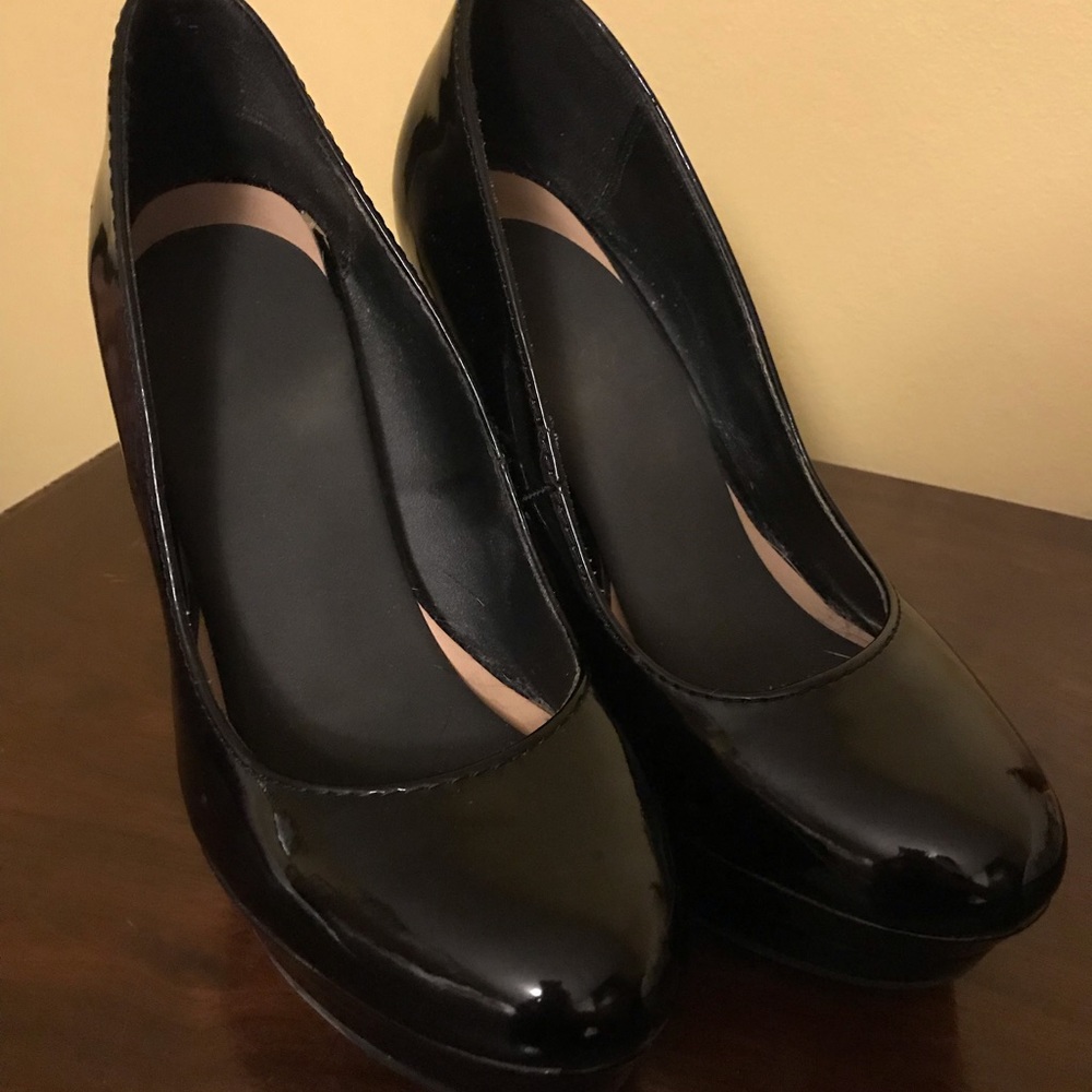 Glossy black pumps